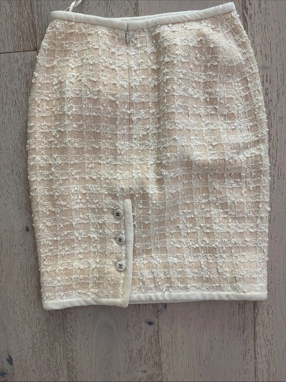 100% Authentic vintage Chanel Cream Tweed Pencil Skirt/ Button Detail Sz 38